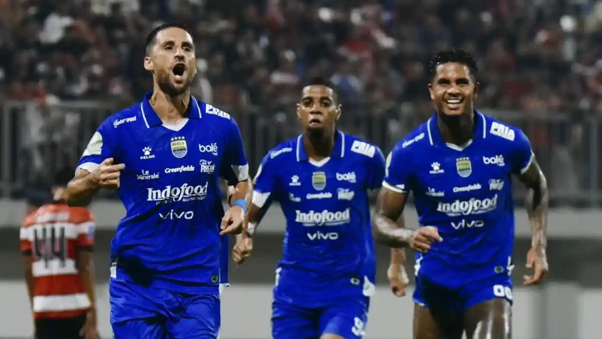 Para pemain Persib merayakan kemenangan 4-1 atas Madura United di Gelora Ratu Pamelingan.