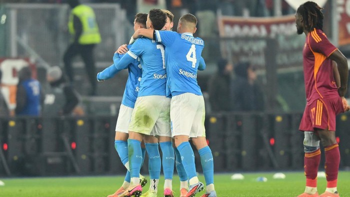 Pemain Napoli merayakan gol David Neres yang memastikan kemenangan 1-0 atas AS Roma di Stadion Olimpico, Senin (1/12/2025).