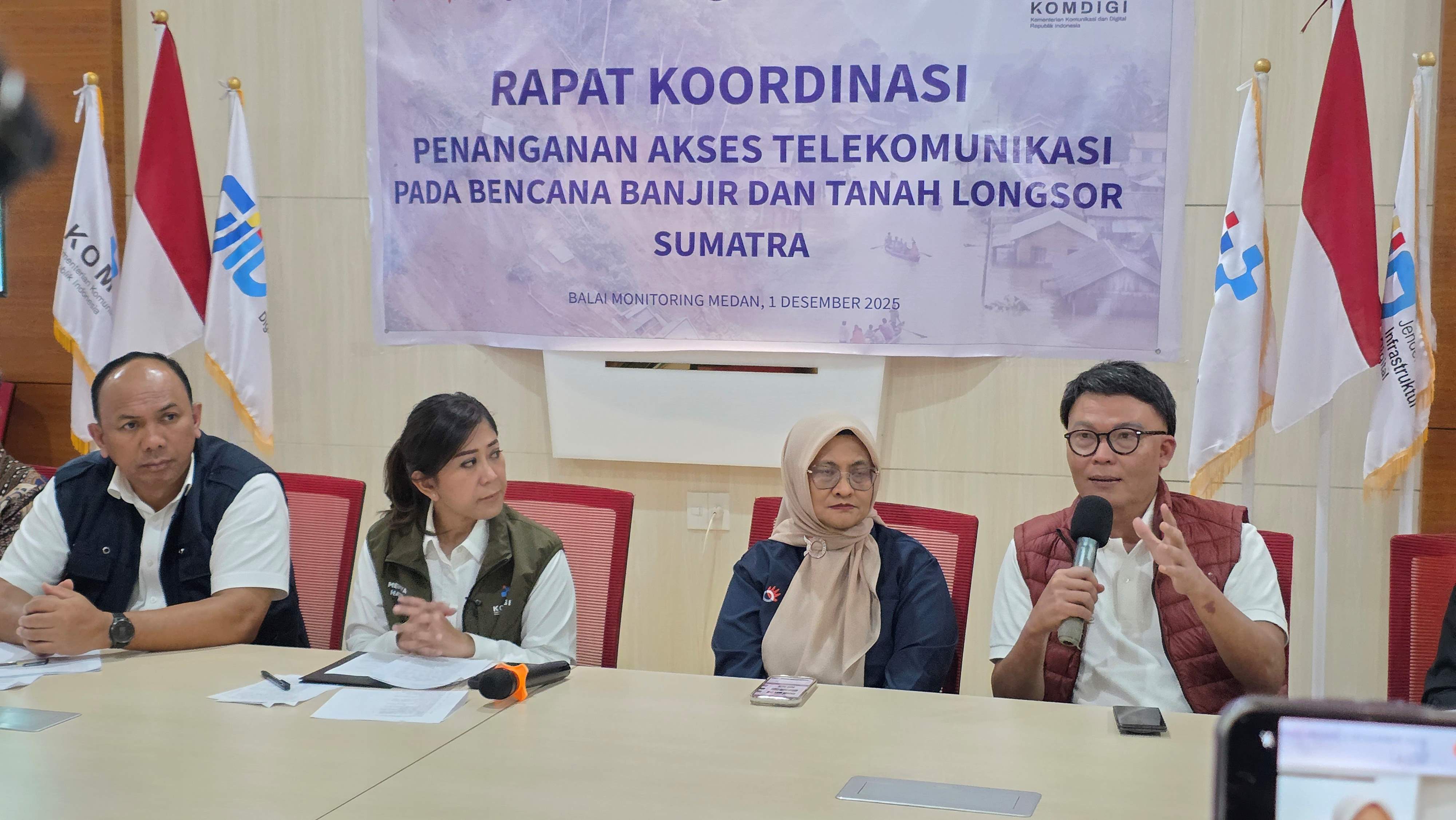 Direktur Utama Telkomsel, Nugroho dan Direktur Network Telkomsel, Indra Mardiatna hadir dalam rapat koordinasi penanganan akses telekomunikasi bersama Menteri Komdigi RI, Meutya Hafid.