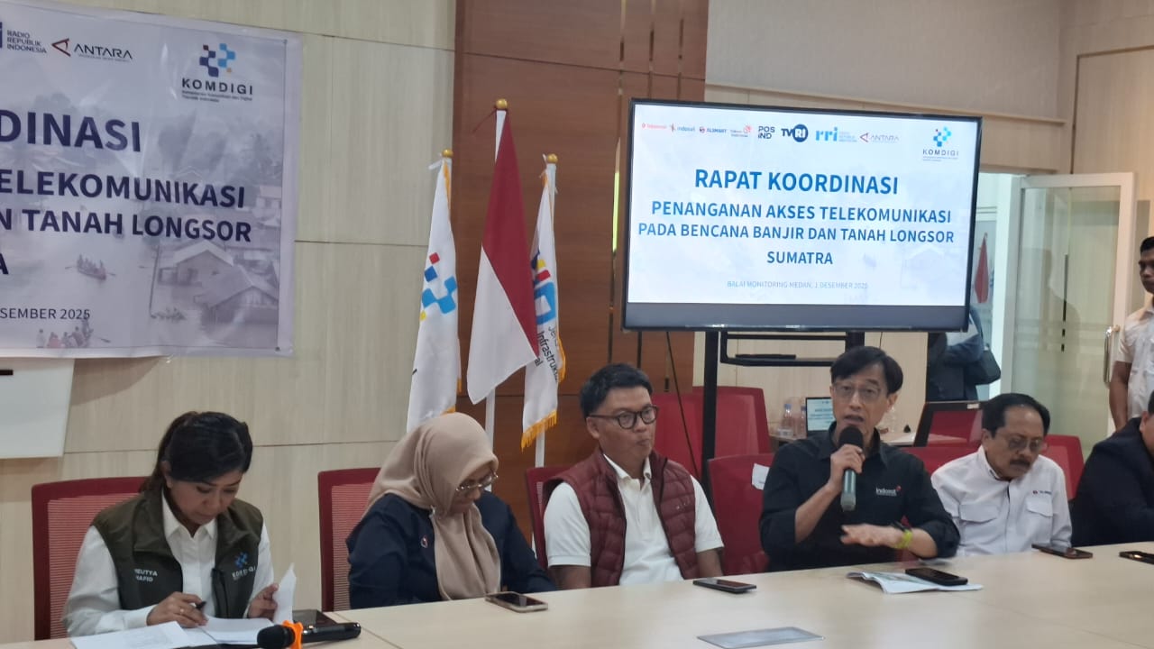 Direktur Utama Telkomsel Nugroho (tengah) dan Director & CTO Indosat Ooredoo Hutchison Desmond Cheung (pegang mike) dalam rapat koordinasi bersama Kemkomdigi.
