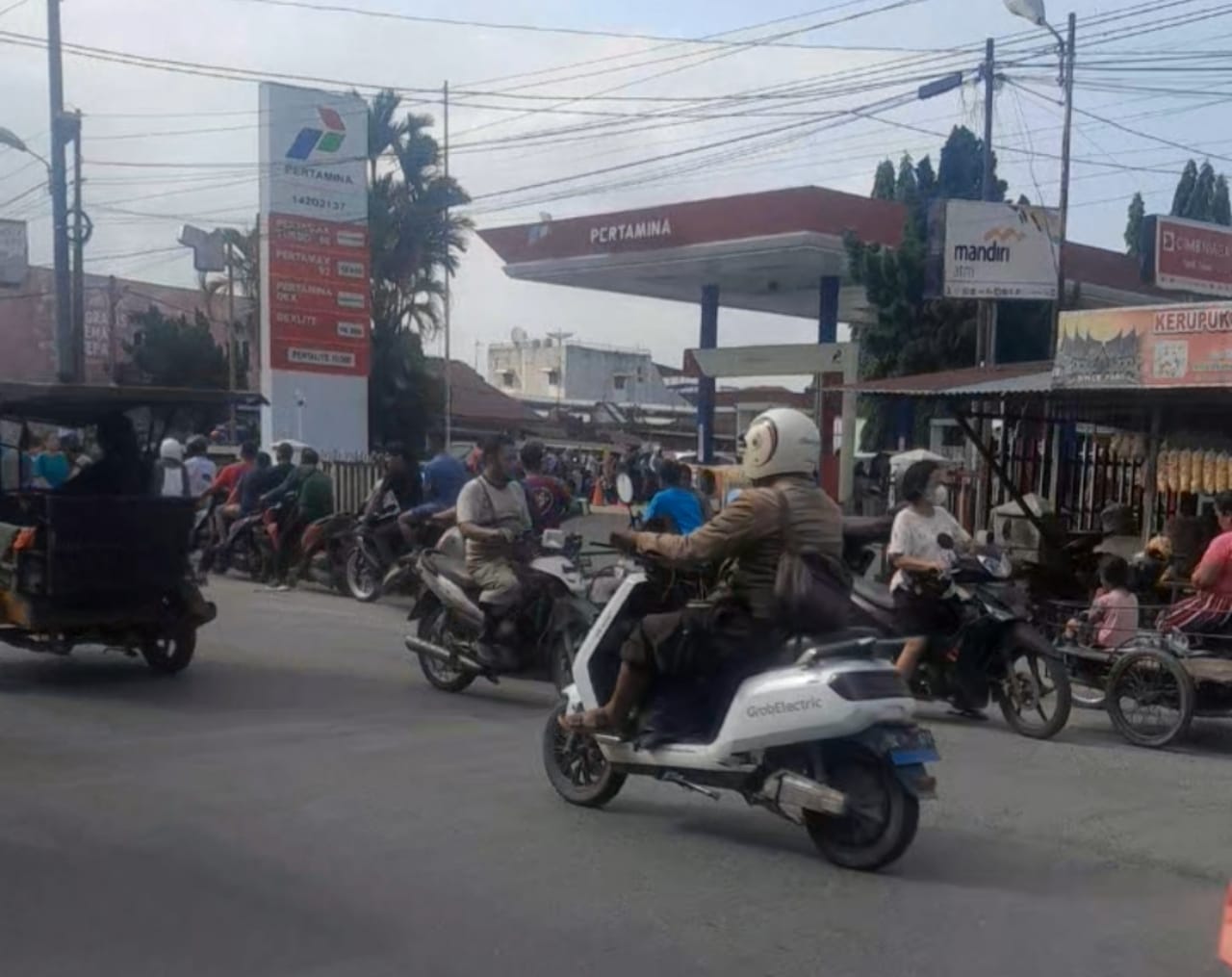 Antrean panjang kendaraan di SPBU Tegal Sari Mandala II, Medan Denai, empat hari pascabanjir, Senin (1/12/2025) malam.