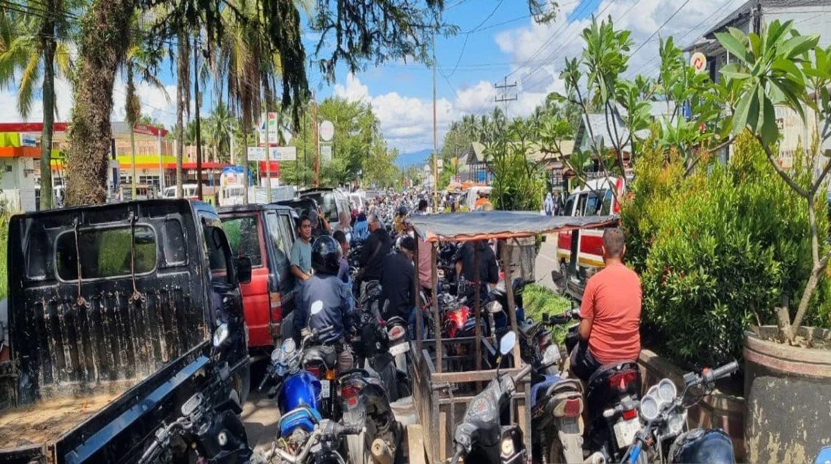 Antrean panjang kendaraan mengular ratusan meter di SPBU Aek Galoga, Panyabungan, akibat kelangkaan BBM di Mandailing Natal.