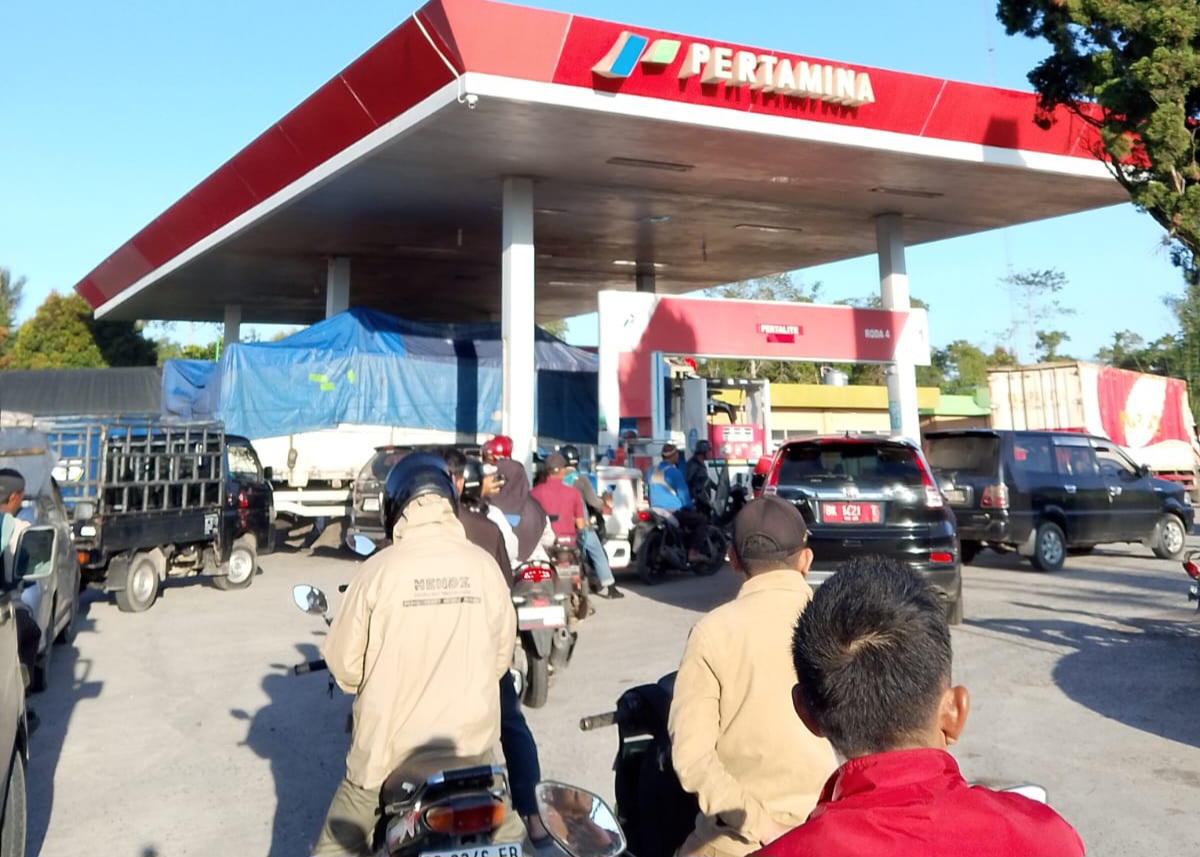 Antrean panjang pengendara di salah satu SPBU di Kabupaten Simalungun untuk mendapatkan BBM Pertalite akibat pasokan yang sempat terganggu beberapa hari terakhir.