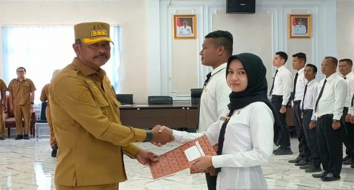 Bupati Madina Saipullah Nasution melantik 158 PPPK Tahap II dan 2 CPNS IPDN di Aula Kantor Bupati Madina, Selasa (2/12).