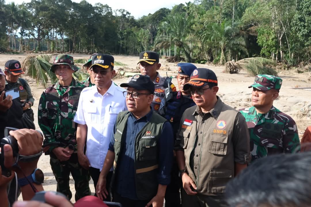 BNPB mengirim 100 chainsaw untuk mempercepat pembersihan material pascabanjir di Tapsel, merespons permintaan mendesak Bupati Gus Irawan Pasaribu.