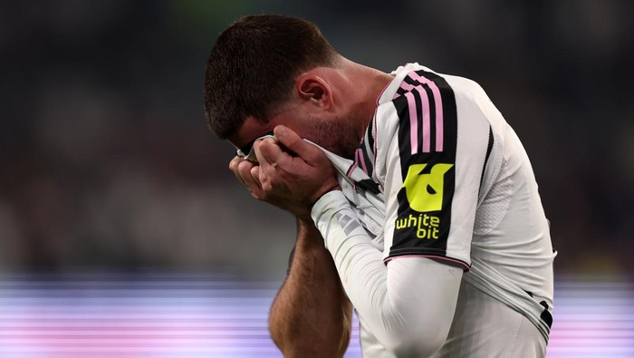 Dusan Vlahovic terlihat menahan sakit saat Juventus melawan Cagliari. Striker Serbia itu berpotensi absen 2&ndash;5 bulan akibat cedera parah pada otot adduktor kiri