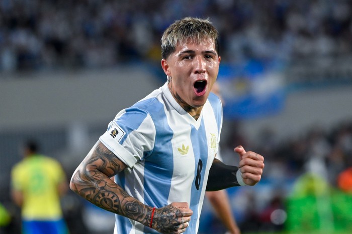 Enzo Fernandez beraksi bersama Argentina di laga internasional. Gelandang Chelsea itu mengungkapkan ambisinya untuk suatu hari menjadi kapten tim nasional, menggantikan Lionel Messi.