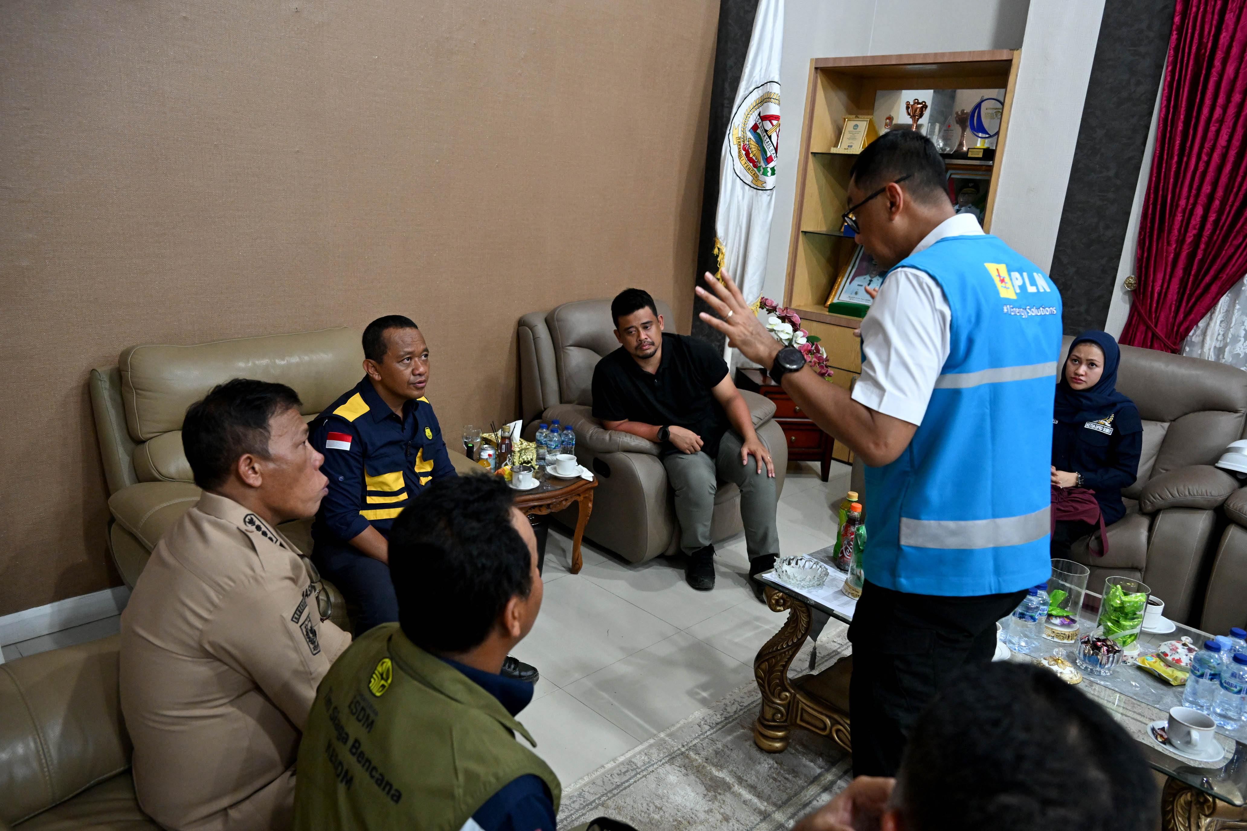 Gubernur Sumut Bobby Nasution, Menteri ESDM Bahlil Lahadalia, Bupati Tapteng Masinton Pasaribu, dan Dirut Pertamina Patra Niaga Mars Ega Legowo Putra saat Rapat Darurat Banjir dan Longsor di Kantor.