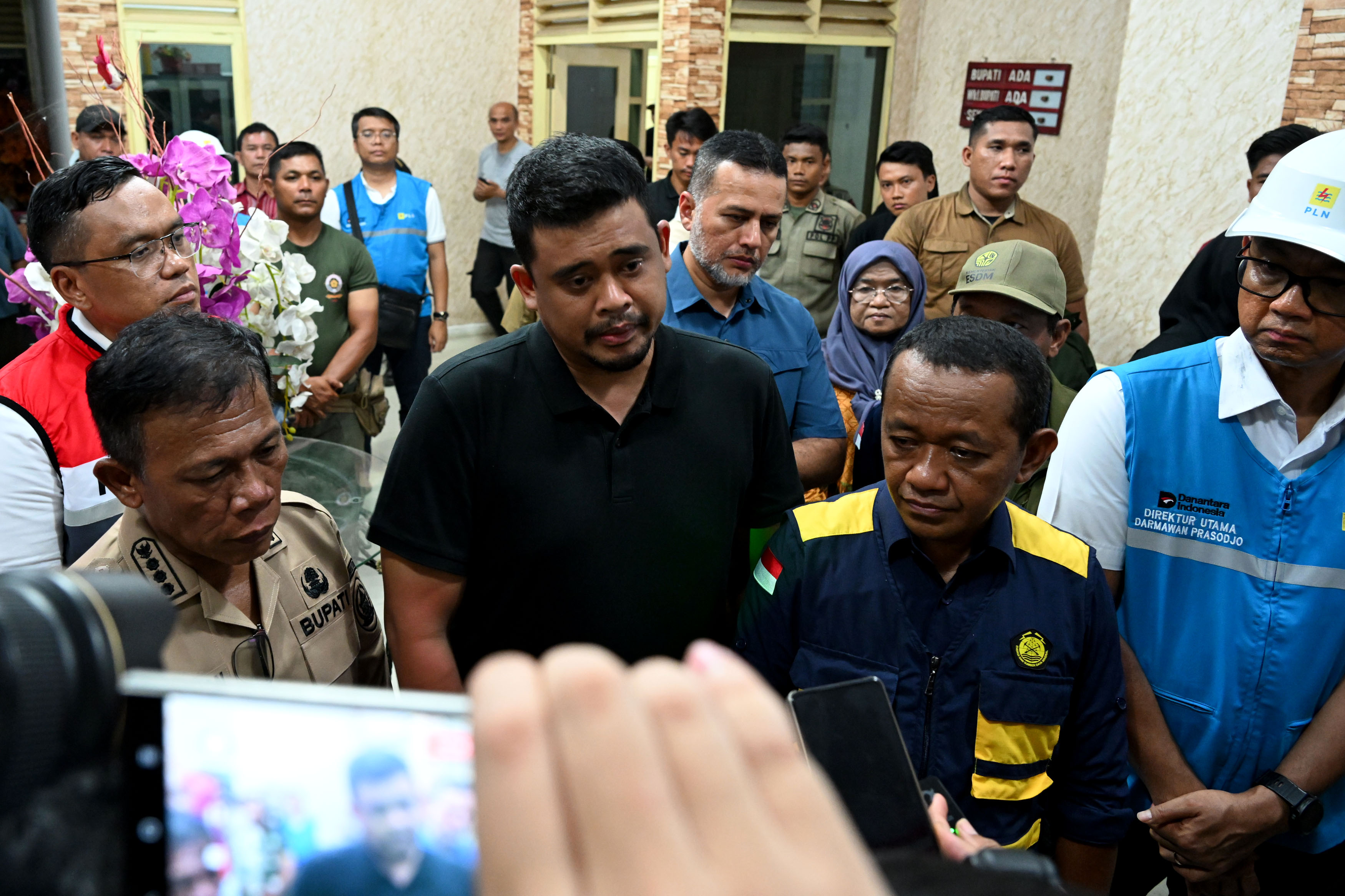 Gubernur Sumut Bobby Afif Nasution bersama Menteri ESDM Bahlil Lahadalia, Bupati Tapteng Masinton Pasaribu, Anggota DPR RI Musa Rajekshah, serta Dirut Patra Niaga dan Dirut PLN saat rapat darurat.