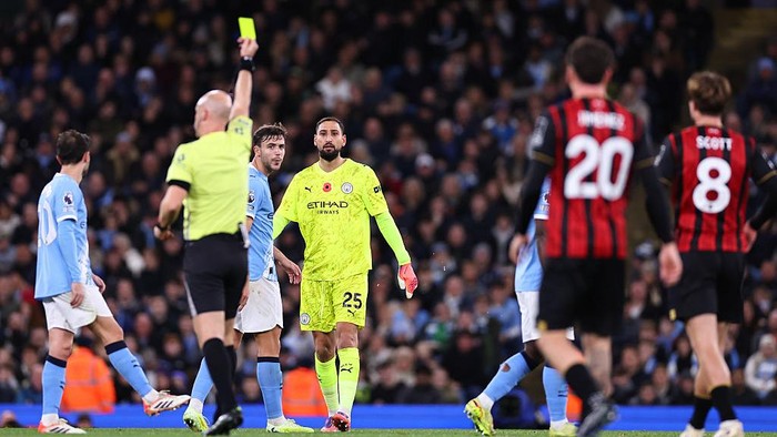 Gianluigi Donnarumma menatap kartu kuning saat membela Manchester City. Kiper asal Italia itu berpotensi absen satu pertandingan akibat akumulasi kartu kuning di Premier League.