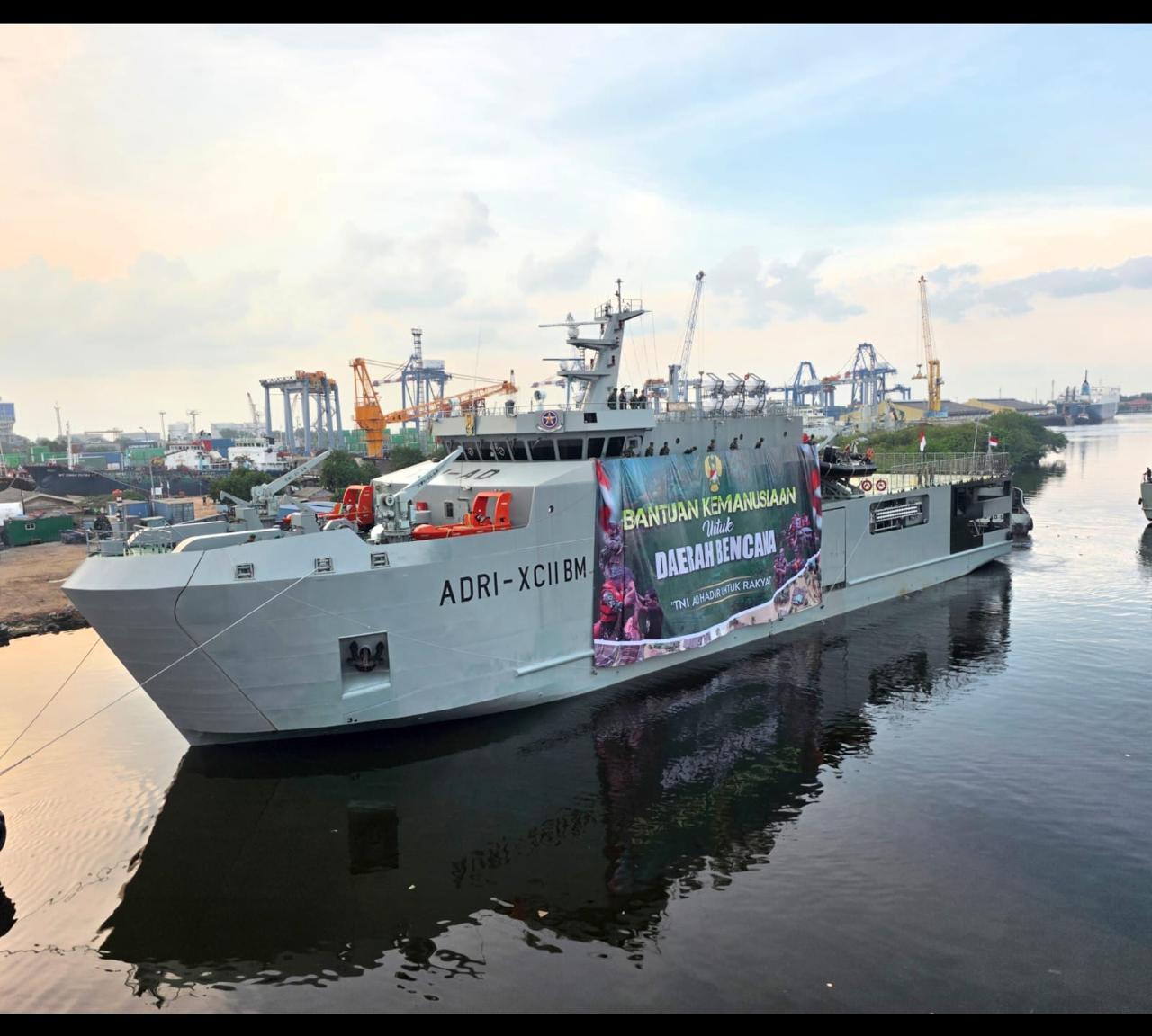 Asops Kasad Mayjen TNI Aminton Manurung melepas keberangkatan Kapal ADRI XCII-BM yang membawa 8.690 koli logistik bantuan bencana dari Dermaga Tanjung Priok, Selasa (2/12).