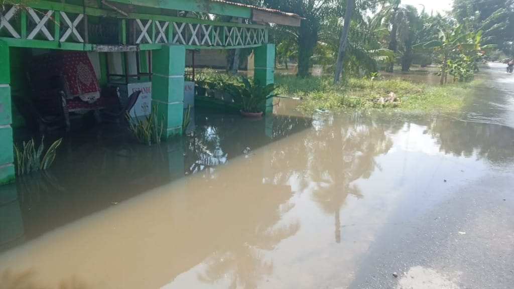 Kondisi rumah warga di Batubara yang masih terendam banjir saat pemerintah daerah melakukan peninjauan.