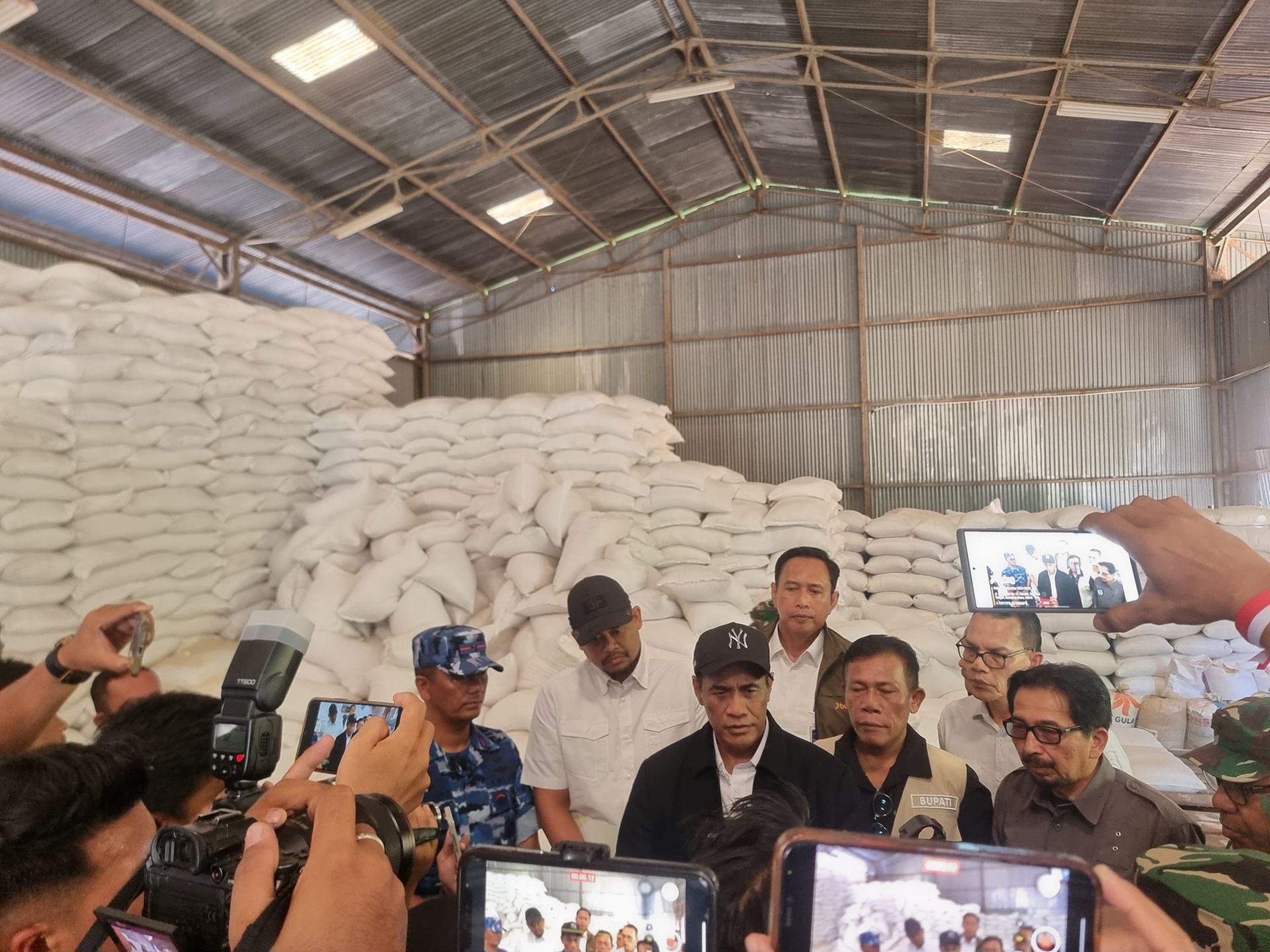 Mentan Andi Amran Sulaiman bersama Gubernur Sumut Muhammad Bobby Afif Nasution dan Bupati Tapteng Masinton Pasaribu meninjau Pergudangan Sarundik di Tapanuli Tengah, Rabu (3/12/2025).