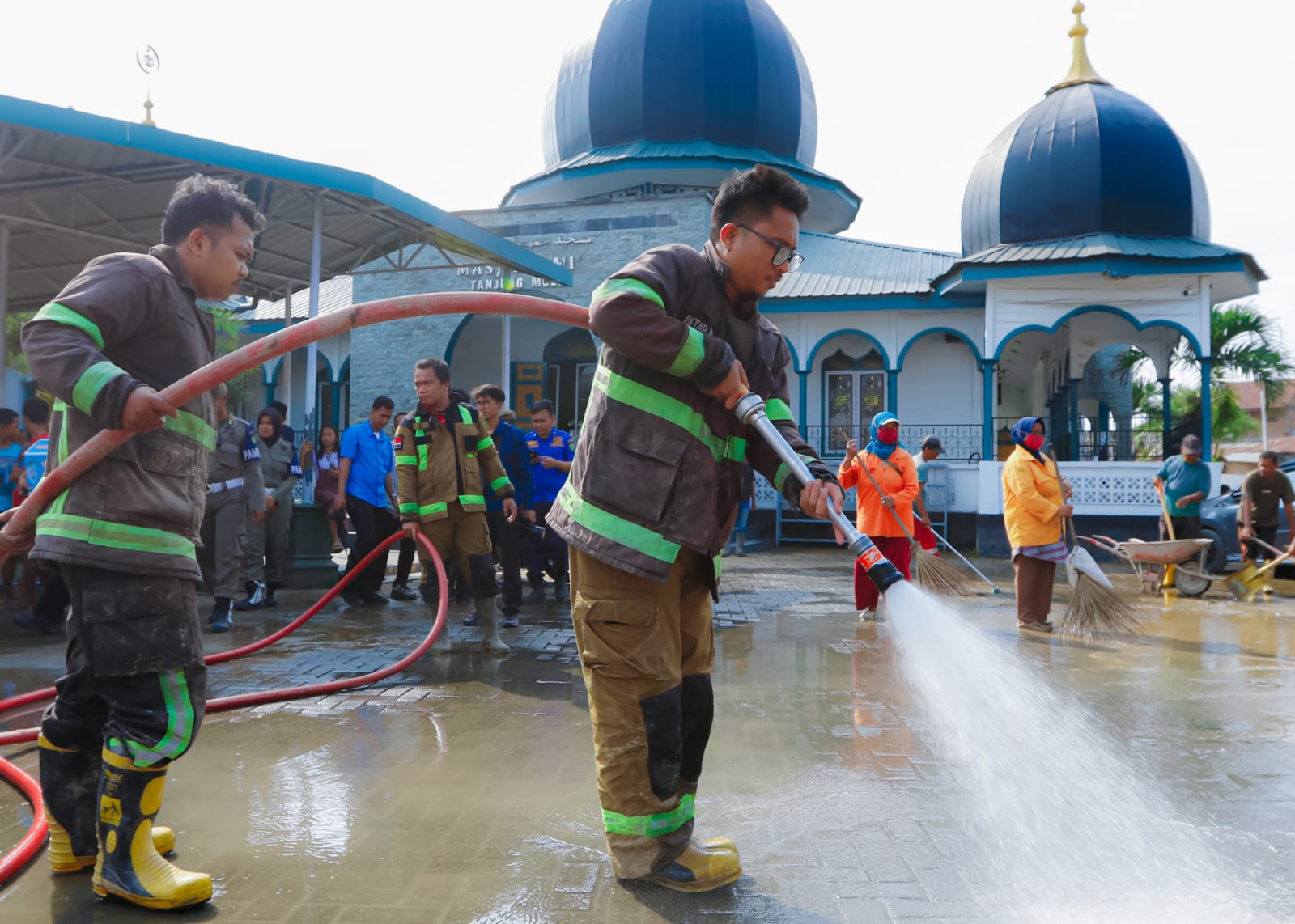 Wali Kota Medan Rico Waas meninjau Puskesmas Sei Agul yang terendam banjir dan memastikan pelayanan kesehatan tetap berjalan.