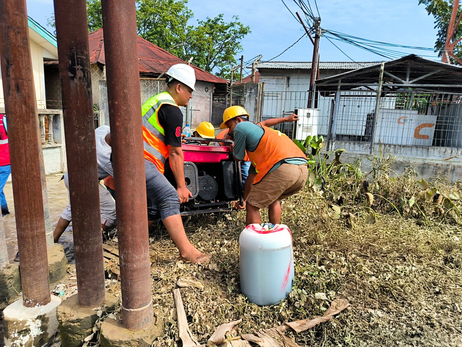 Petugas Indosat Ooredoo Hutchison memeriksa perangkat jaringan menggunakan genset portabel di wilayah terdampak banjir di Sumatra, Rabu (3/12/2025). Perusahaan memastikan pemulihan layanan.