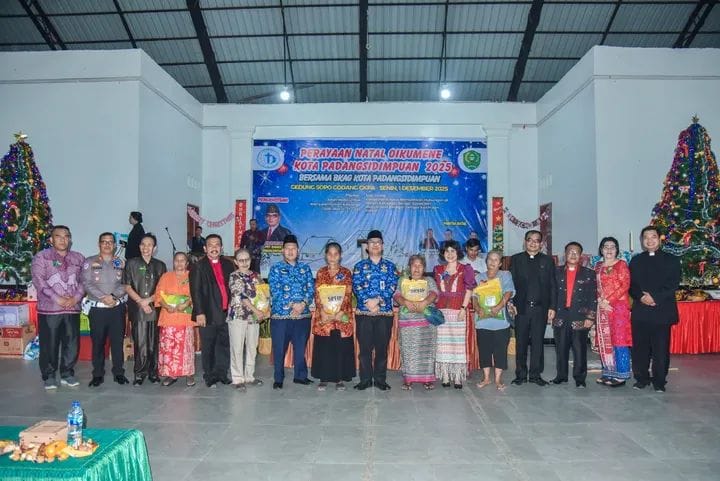 Plt. Sekdako Rahmat Marzuki dan Kepala Kemenag Kota Padangsidimpuan Erwin Kelana menghadiri Perayaan Natal Oikumene di Sopo Godang GKPA, Senin (1/12/2025).