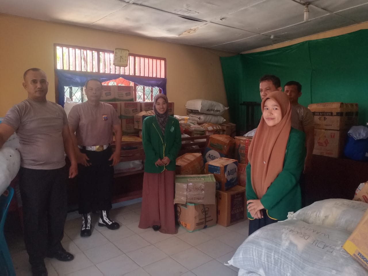 Polsek Na IX-X bersama mahasiswa PKL menyalurkan bantuan untuk korban bencana di wilayah Sumatera Utara.