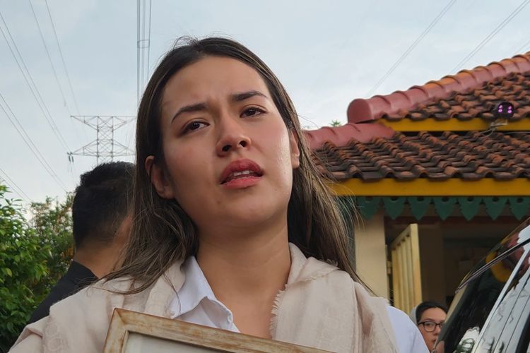 Raisa menghadiri sidang cerainya di PA Jakarta Selatan meski sedang berduka atas kepergian ibunda, sementara Hamish kembali absen.