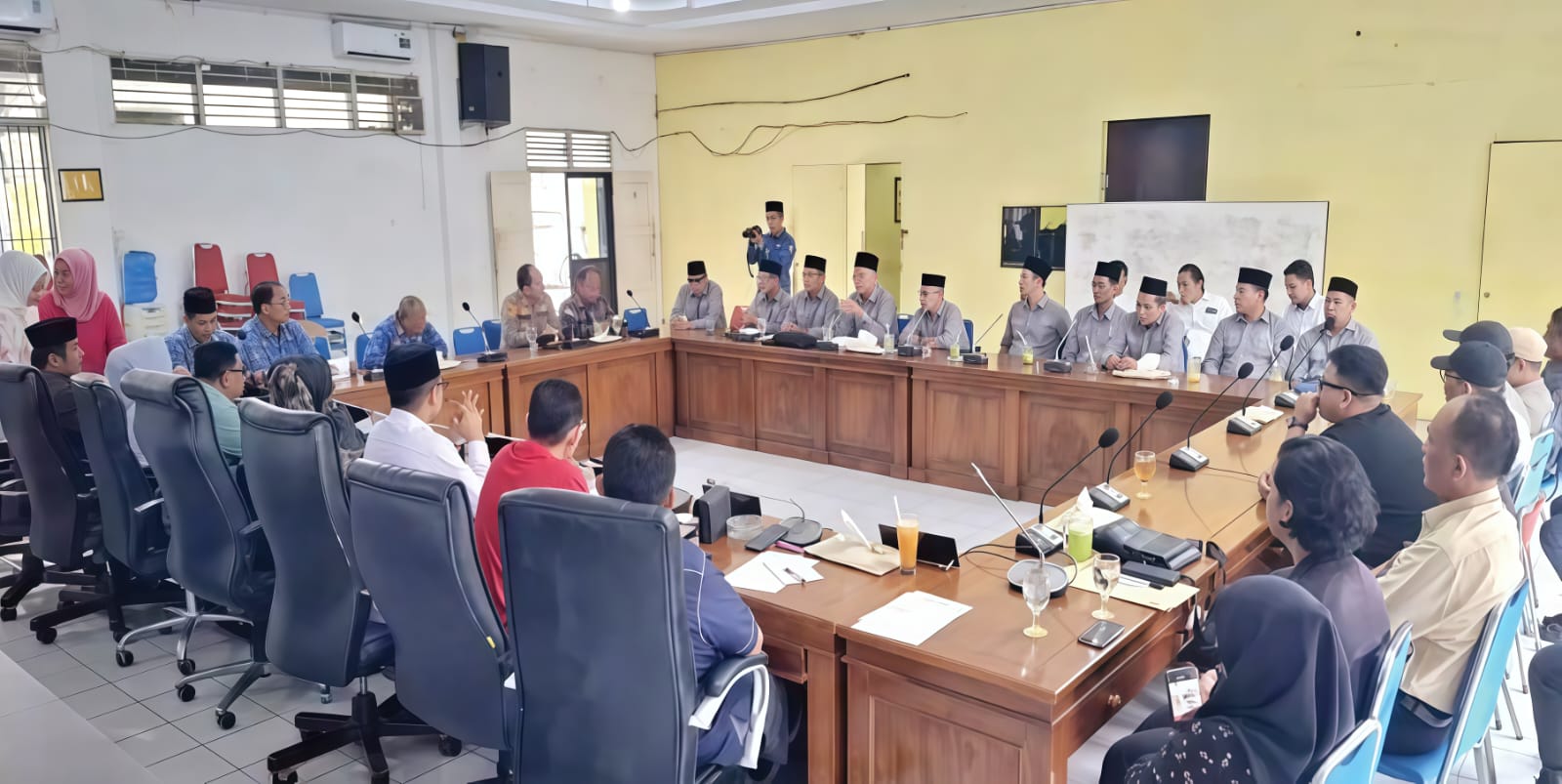 Rapat Dengar Pendapat FKUB dengan pengusaha cafe, hotel, dan THM di DPRD Kota Tanjungbalai membahas penertiban usaha tanpa izin.