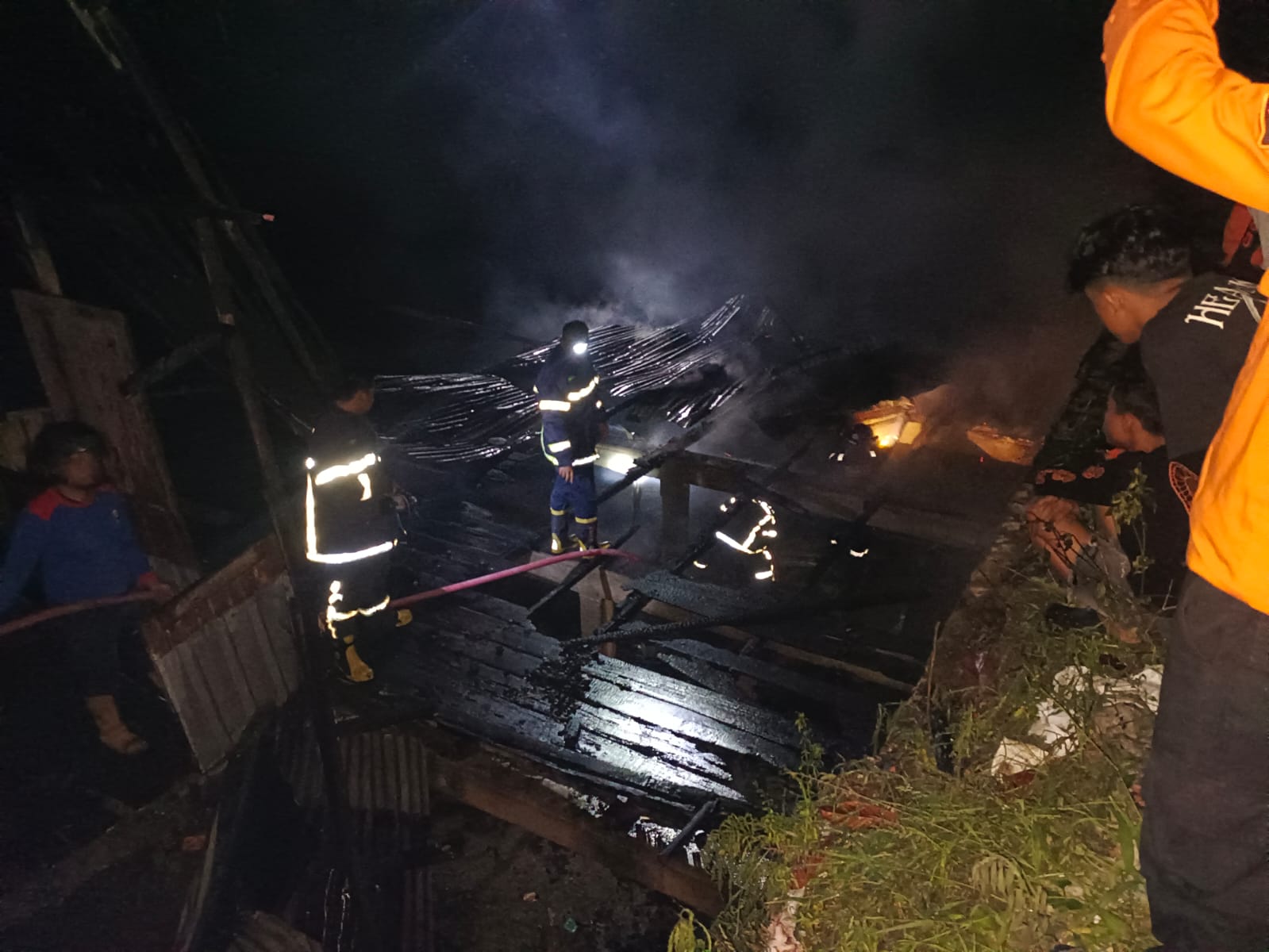 Puing-puing rumah panggung yang hangus terbakar di bantaran Sungai Jalan Sibatu-batu, Kelurahan Bah Kapul, Kecamatan Siantar Sitalasari.