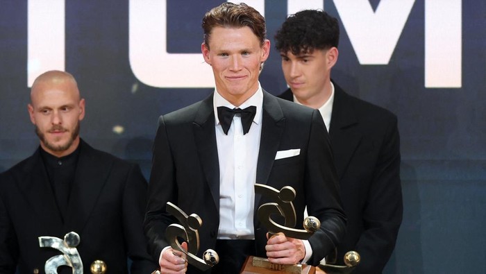Scott McTominay menerima penghargaan Pemain Terbaik Serie A 2024/25 di Gran Gala del Calcio Awards, Milan. Napoli juga meraih gelar Pelatih dan Klub Terbaik.