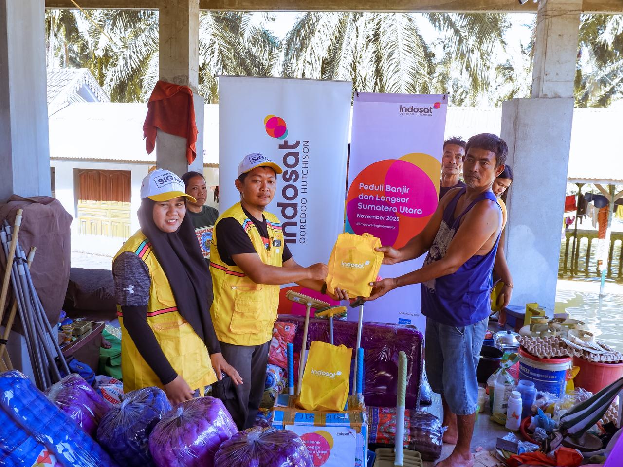Tim Indosat Ooredoo Hutchison menyalurkan bantuan logistik dan kartu perdana kepada warga terdampak banjir di Tanjung Pura, Langkat, Selasa (2/12/2025). Bantuan diprioritaskan untuk kelompok rentan.