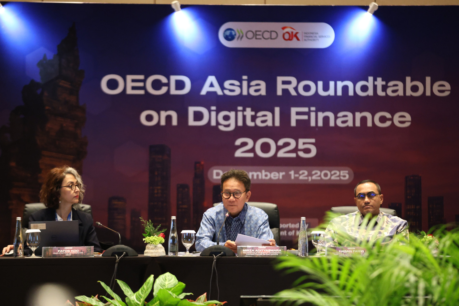 Wakil Ketua Dewan Komisioner OJK Mirza Adityaswara menyampaikan komitmen penguatan regulasi keuangan digital dalam OECD Asia Roundtable on Digital Finance 2025 di Bali.