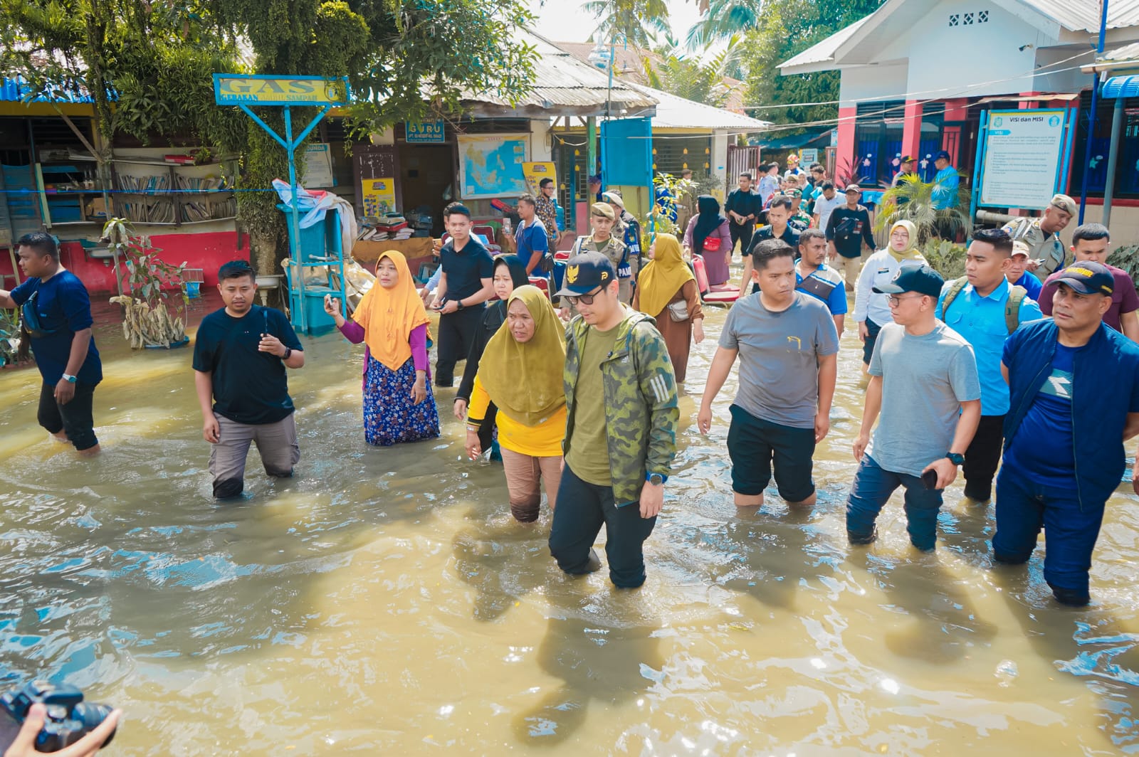 Wali Kota Medan Rico Tri Putra Bayu Waas bersama Wakil Wali Kota Zakiyuddin Harahap meninjau SDN 066429 yang masih terendam banjir dan penuh lumpur.