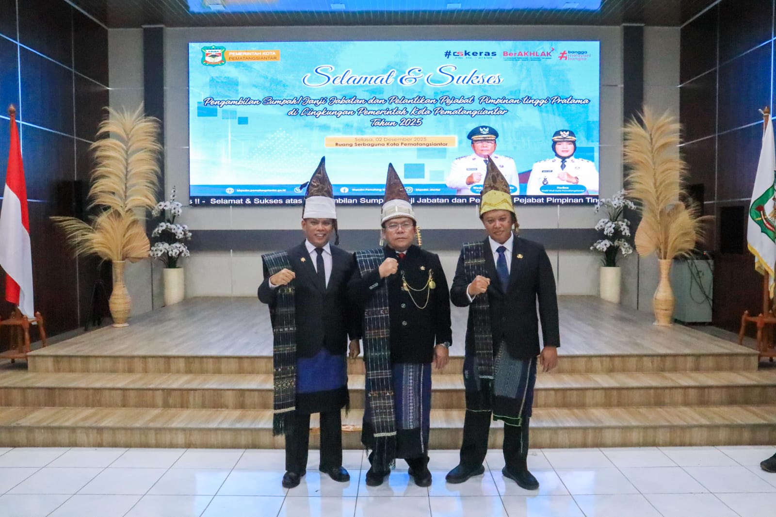 Wali Kota Pematangsiantar Wesly Silalahi berpose bersama Junaedi Antonius Sitanggang SSTP MSi dan Herri Okstarizal SH MH usai pelantikan pejabat Pimpinan Tinggi Pratama.