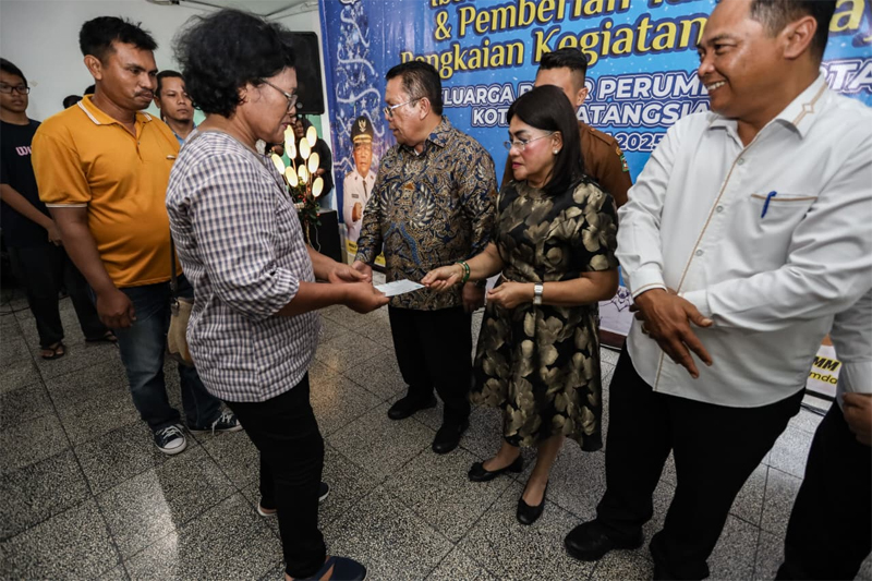 Penyerahan tali kasih dari keluarga besar Perumda Tirta Uli oleh Wali Kota Siantar Wesly Silalahi SH MKn didampingi Ketua TP PKK Ny Liswati dan jajaran Direksi.