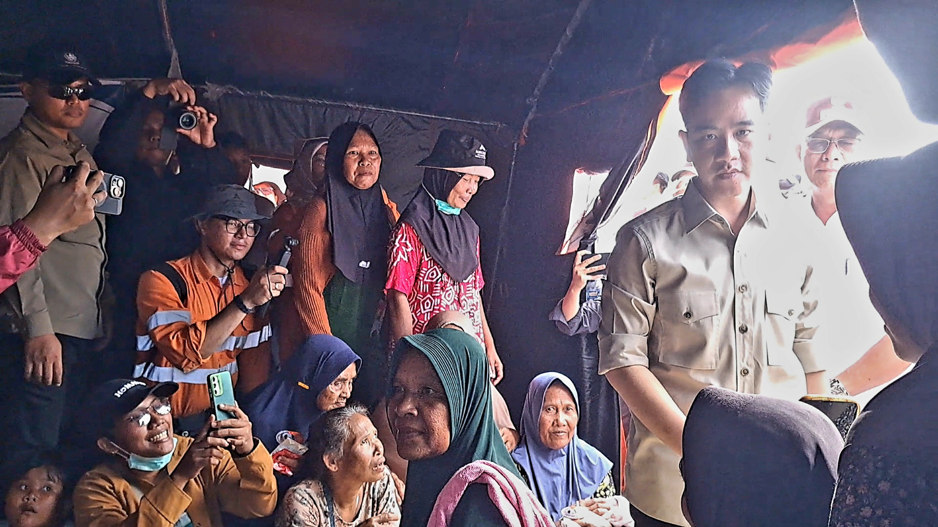Wapres Gibran saat menyahuti sejumlah warga yang berobat di Posko Kesehatan ERT Martabe, Kamis (4/12/2025) di Desa Garoga, Kecamatan Batangtoru, Kabupaten Tapsel. (Samman/MetroDaily)