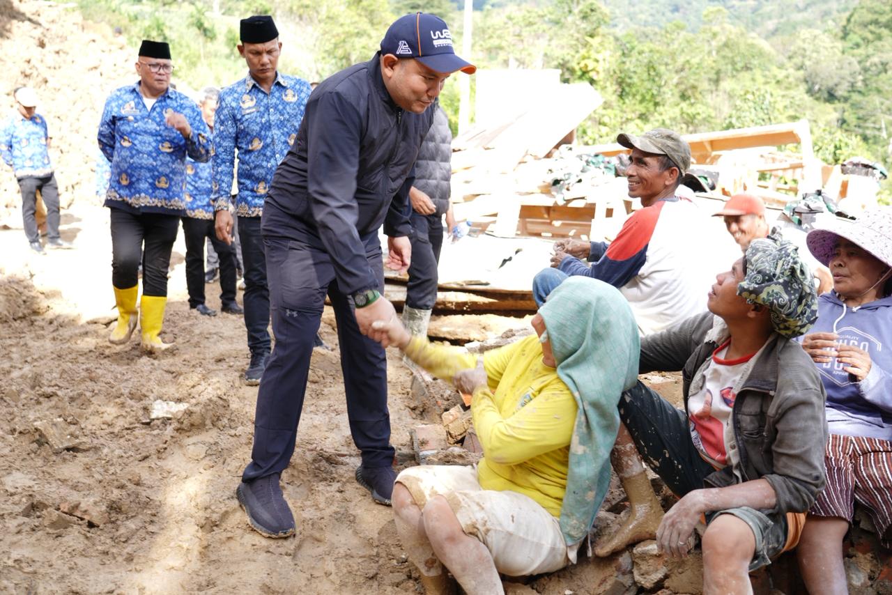 Bupati Pakpak Bharat Franc Bernhard Tumanggor meninjau lokasi longsor di Desa Simerpara bersama jajaran Forkopimda, didampingi warga yang membersihkan material.