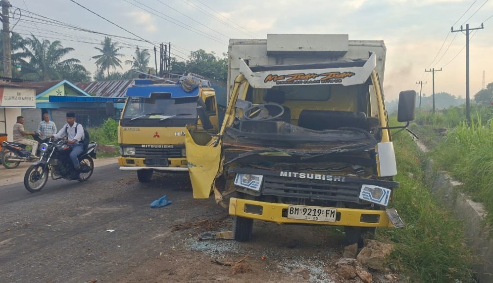 Dua mobil Colt Diesel yang terlibat kecelakaan di Jalan Kisaran-Tanjungbalai, Asahan, akibat rem blong salah satu kendaraan, Selasa dini hari.