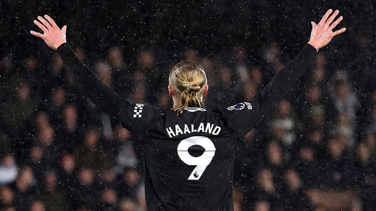 Erling Haaland merayakan gol keunggulan Manchester City atas Fulham dalam laga pekan ke-14 Liga Inggris di Craven Cottage.