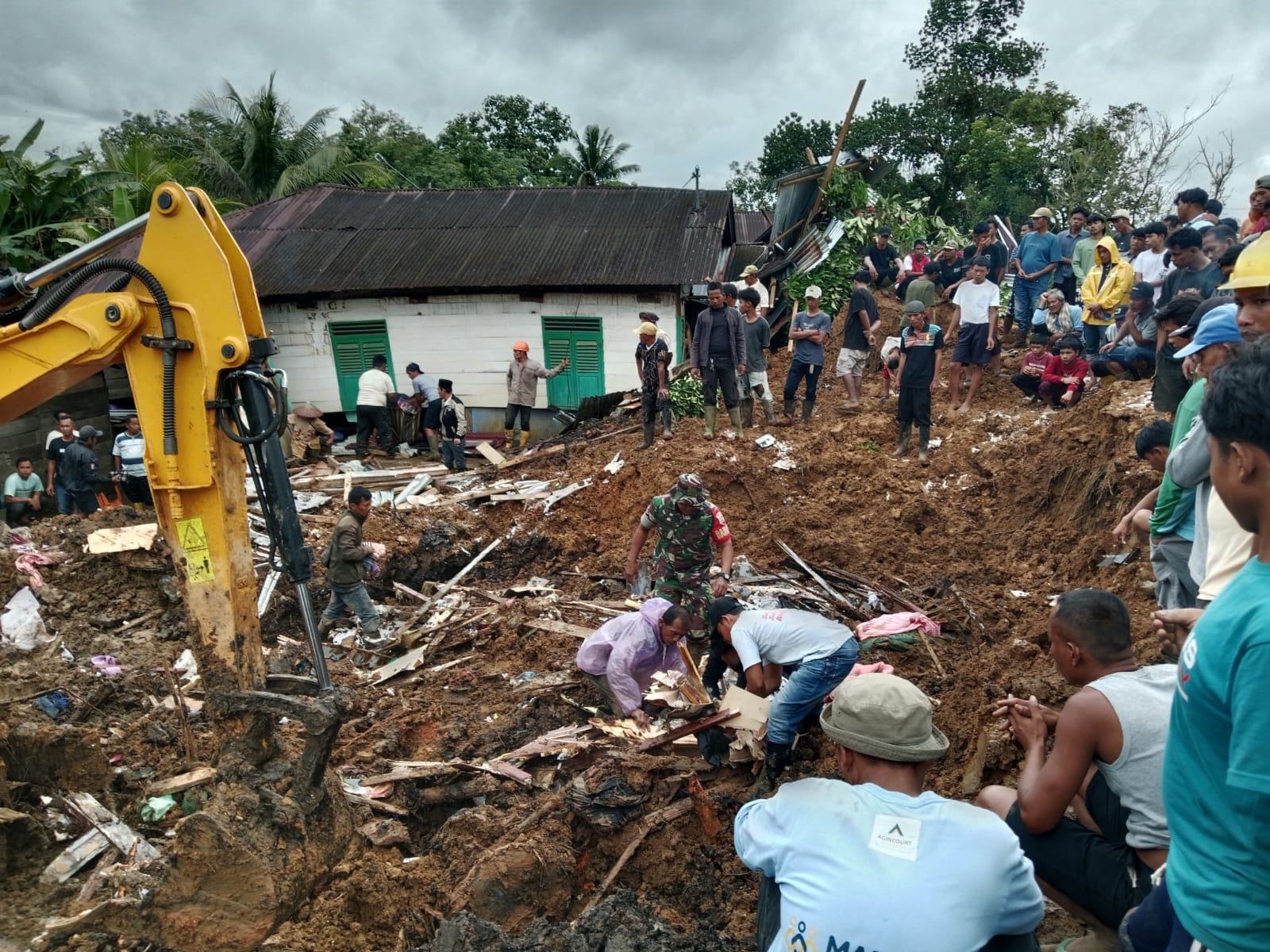 Evakuasi korban banjir dan longsor di Tapanuli Selatan, Selasa (2/12/2025), terus dilakukan tim gabungan BNPB, TNI, Polri, dan relawan.