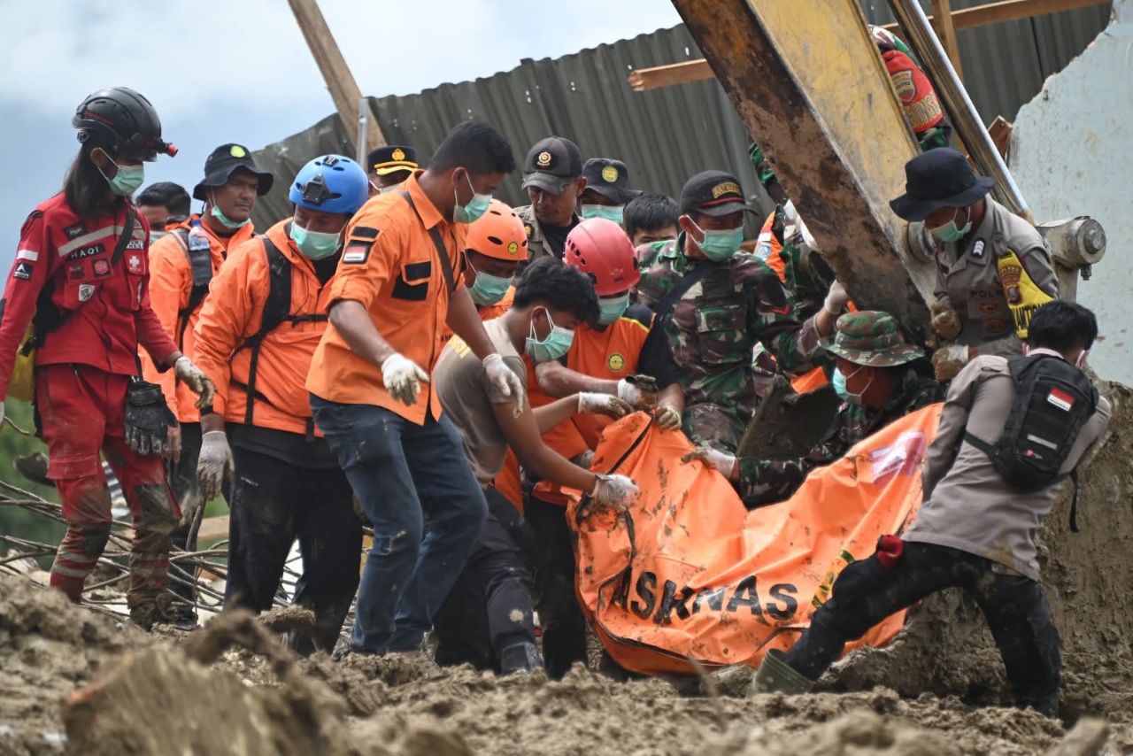 Petugas gabungan Basarnas, BPBD, TNI&ndash;Polri dan relawan menyisir reruntuhan rumah warga di Lumban Sihotang, Humbahas, untuk mencari korban hilang banjir dan longsor.