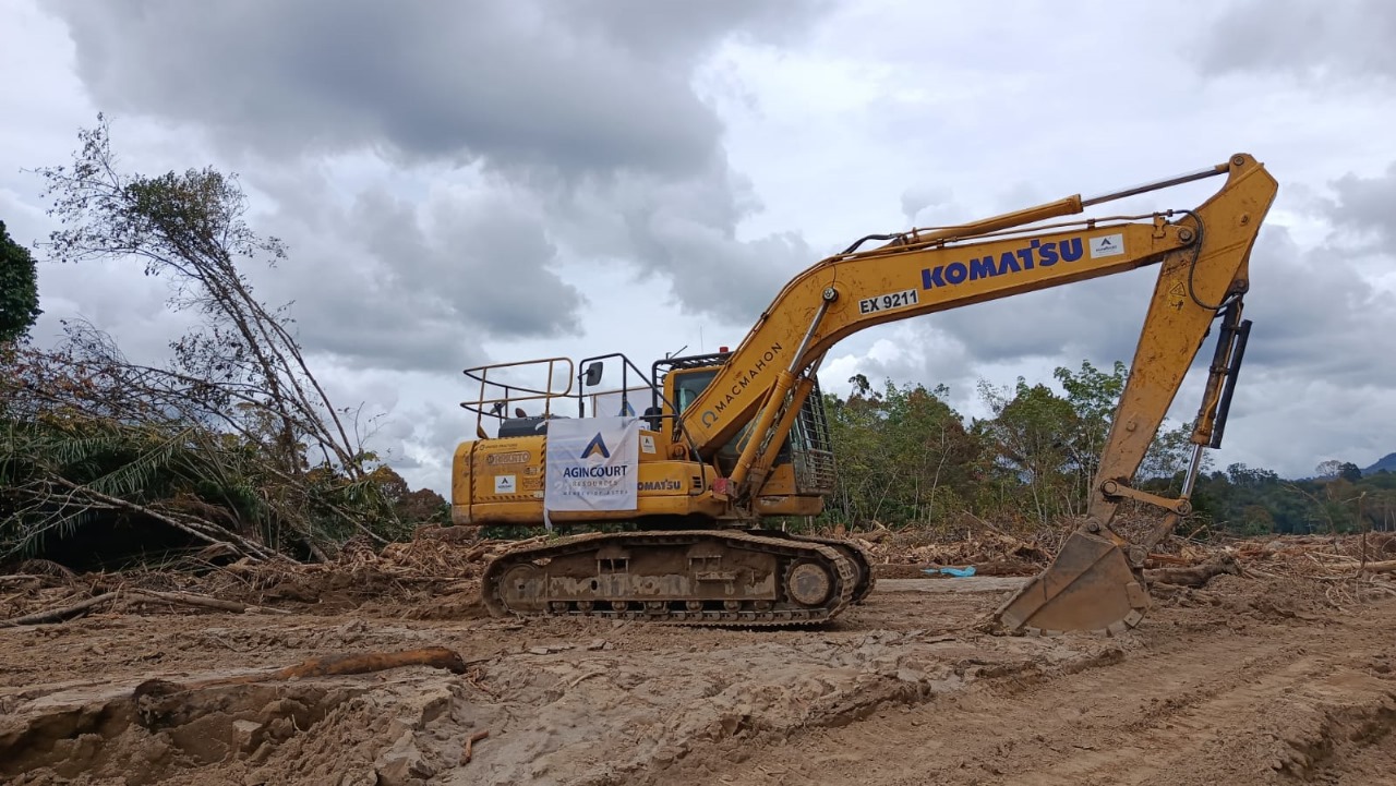 Ekskavator Agincourt Resources membersihkan material kayu gelondongan yang menutup aliran Sungai Garoga, Batang Toru, Kamis (4/12/2025).