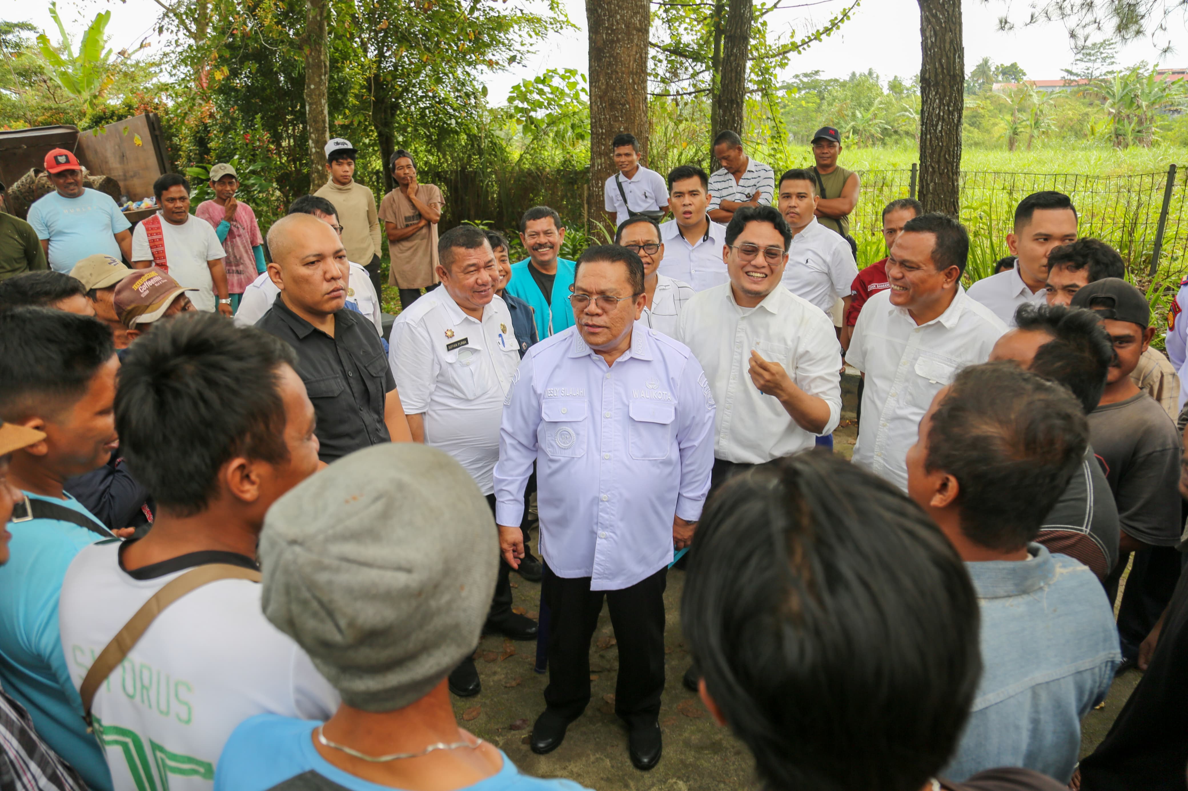 Walikota Siantar Wesly Silalahi berbincang dengan petugas kebersihan, supir dan kernet.