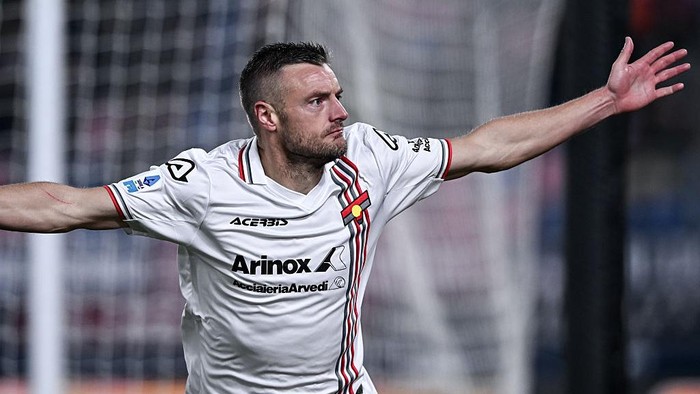 Jamie Vardy merayakan golnya untuk Cremonese saat menang 3-1 atas Bologna di Serie A, menegaskan perannya sebagai pemain veteran berpengaruh.
