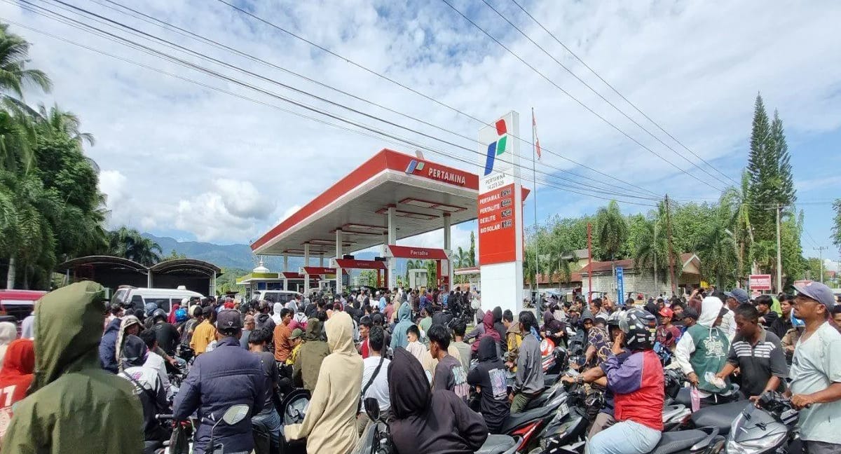 Kendaraan mengantre panjang di sepanjang ruas Jalan Lintas Sumatera, Panyabungan, Mandailing Natal, menunggu giliran pengisian BBM di SPBU.