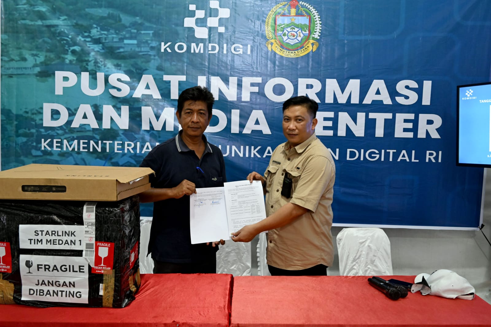 Kepala Dinas Kominfo Sumut, Dr. Erwin Hotmansah Harahap, S.STP., M.M., menyalurkan hibah Starlink dari Komdigi untuk daerah terdampak banjir dan longsor di Posko Utama Pengungsian.