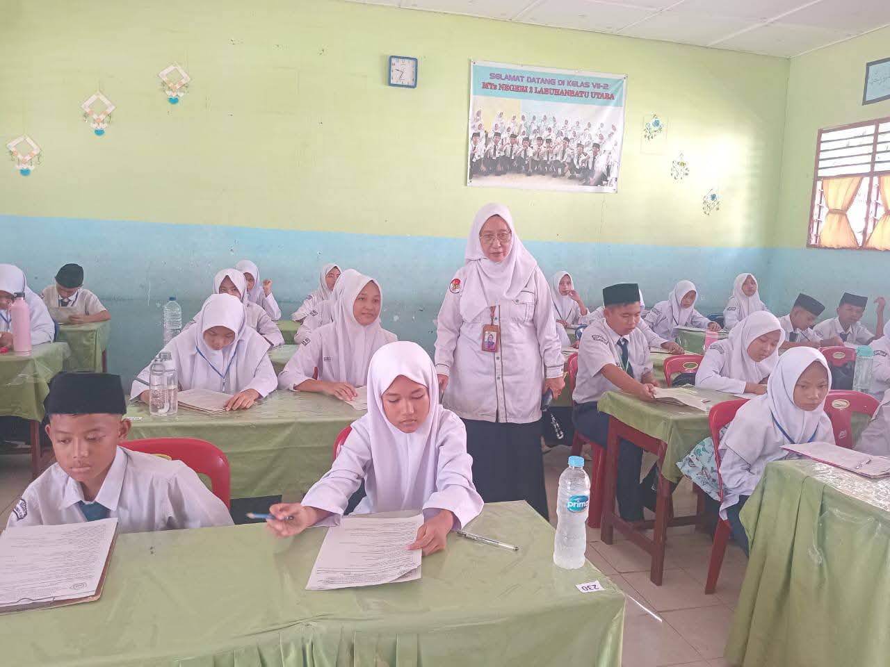 Kepala MTsN 2 Labura, Dra. Nurhabibah Harahap, memantau langsung pelaksanaan ujian semester ganjil untuk memastikan kegiatan berlangsung tertib dan sesuai standar.
