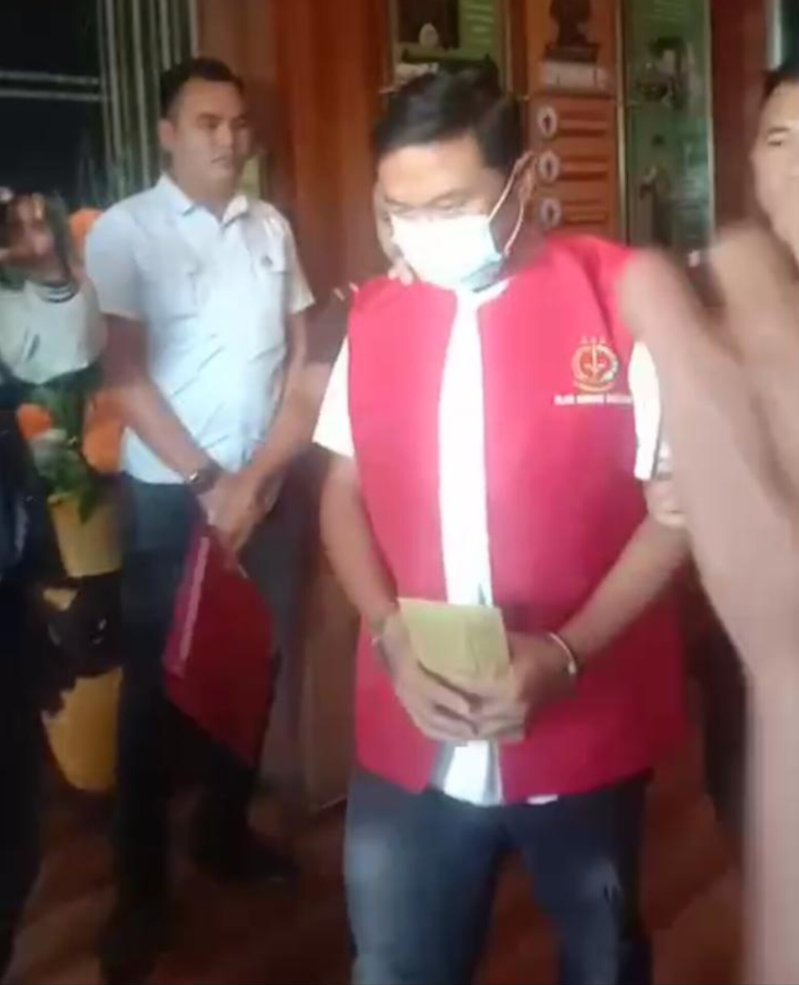 Ketua KONI Humbahas berinisial JHS mengenakan rompi tahanan saat digiring ke Rutan Kelas IIB Humbahas, Selasa (2/12).