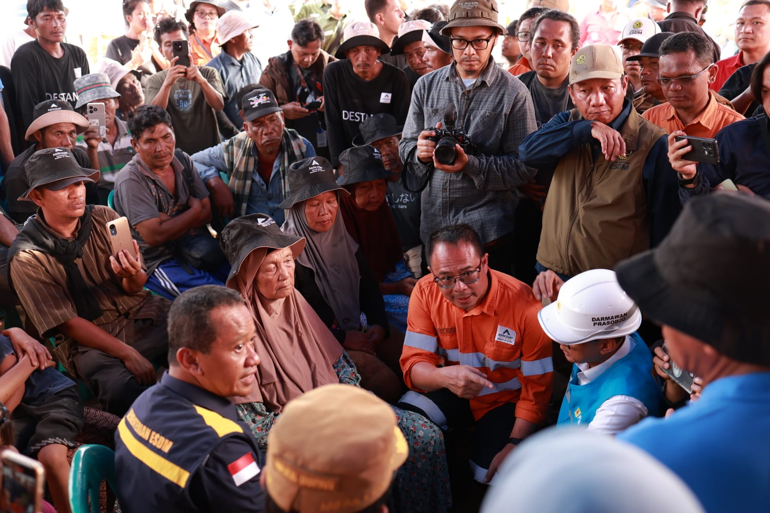 Menteri ESDM Bahlil Lahadalia (kiri) didampingi Presiden Direktur Agincourt Resources Muliady Sutio (berseragam oranye) berdialog dengan warga terdampak banjir di Posko PTAR Desa Garoga, Batang Toru.
