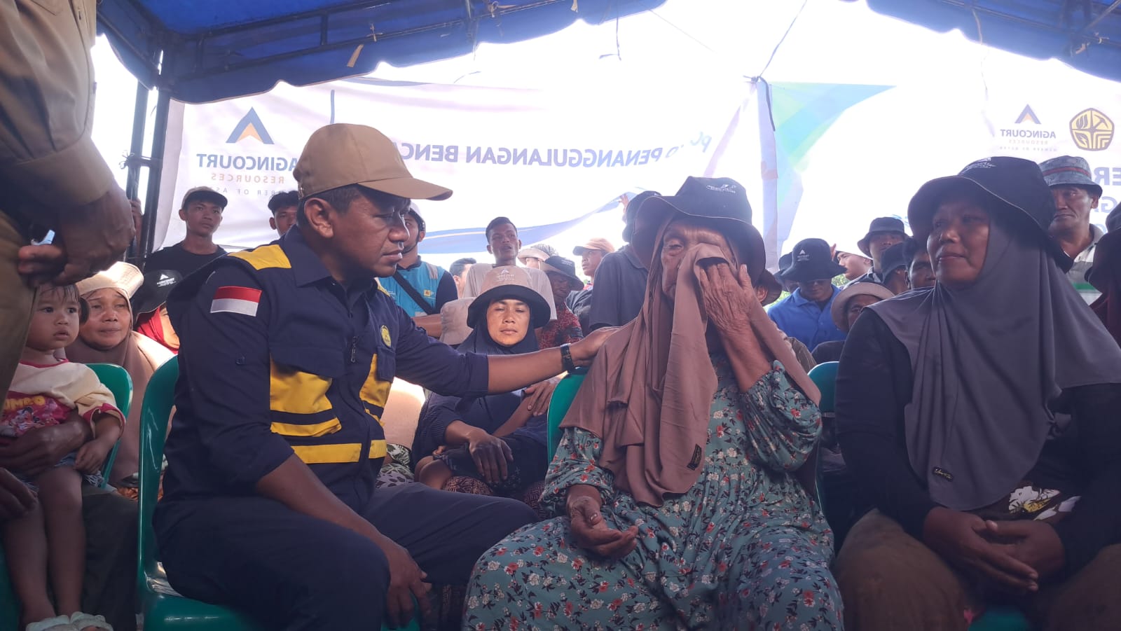 Menteri ESDM Bahlil Lahadalia menanyakan kondisi lansia korban banjir bandang Aek Garoga, Desa Garoga, Batangtoru, Tapsel, Selasa (2/12/2025).