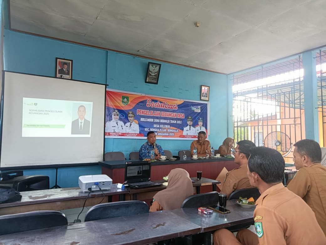 PJ Kepala Desa Menanga bersama aparatur dan BUMDes mengikuti sosialisasi pengelolaan Dana Desa Tahun 2025 di Kelebuk.