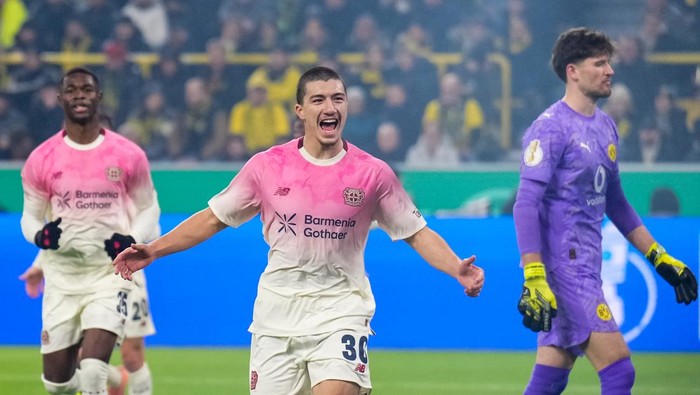 Para pemain Leverkusen merayakan gol Ibrahim Maza ke gawang Dortmund di Signal Iduna Park.