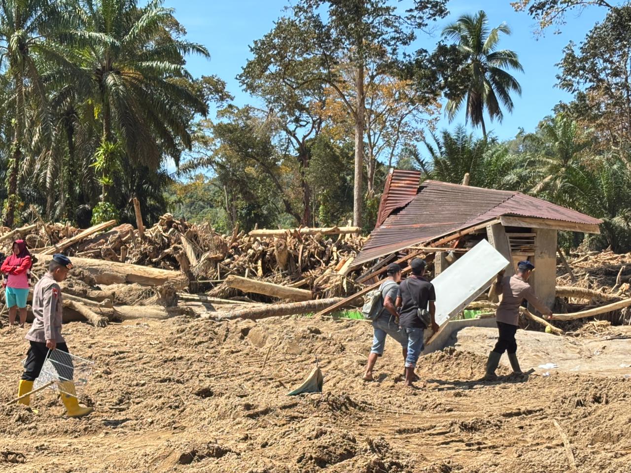 Personel Brimob Polda Sumut membersihkan rumah ibadah dan memasang jaringan Starlink untuk warga Desa Garoga pasca banjir dan longsor.