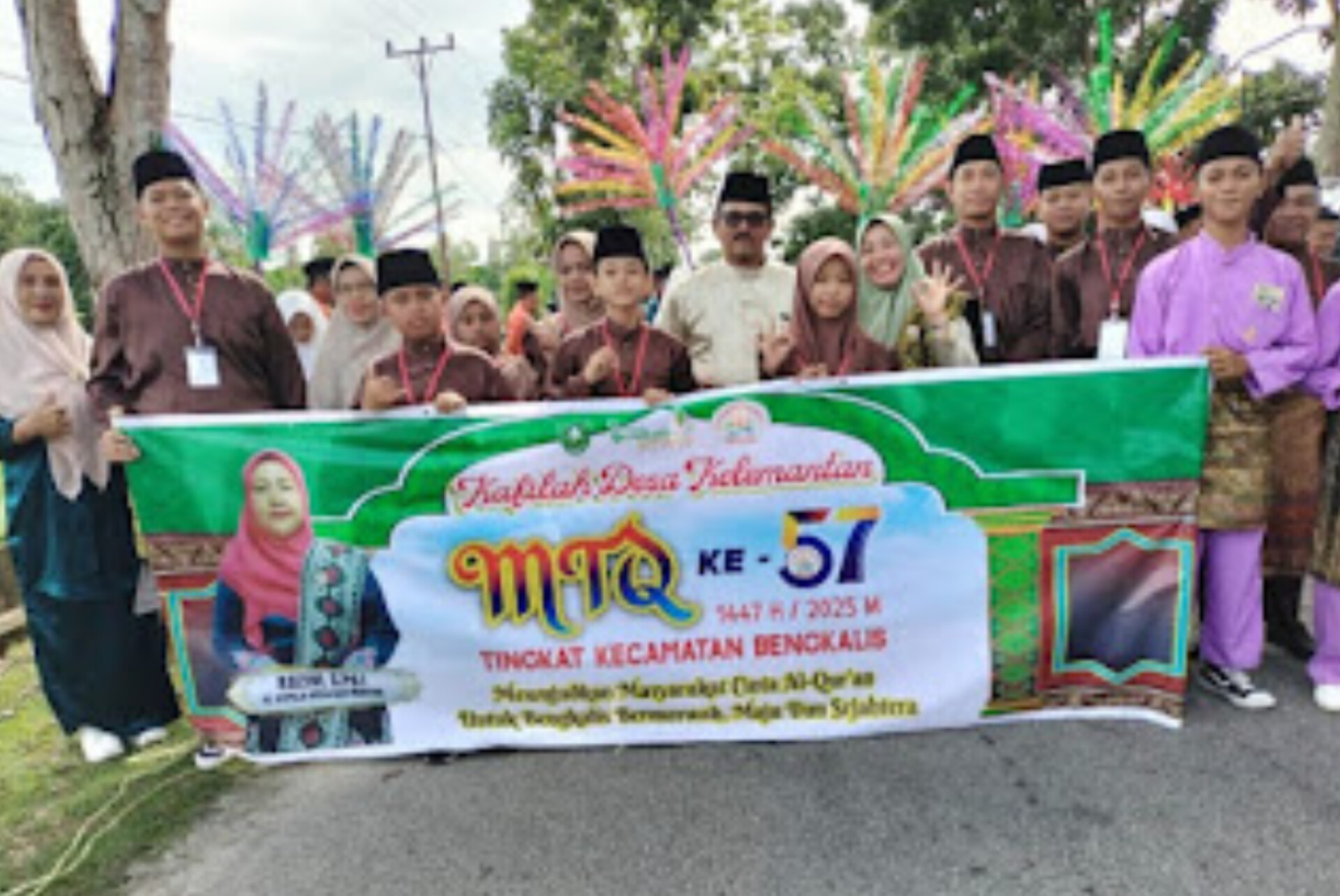 Peserta pawai dari Desa Kelemantan turut memeriahkan pembukaan MTQ ke-57 Kecamatan Bengkalis.