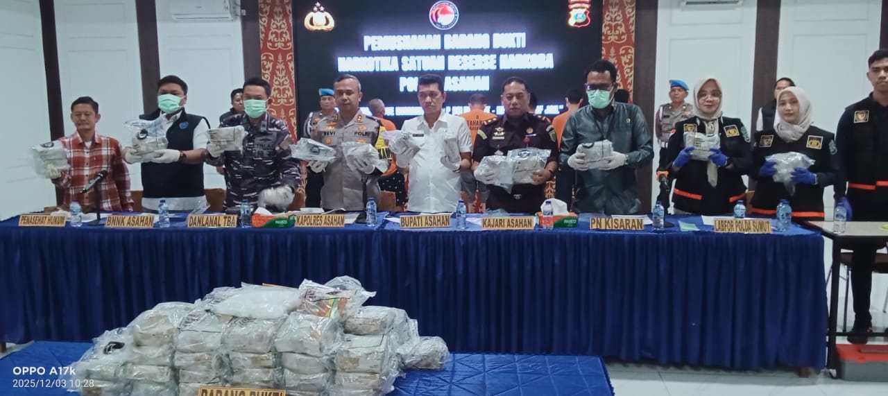 Petugas Polres Asahan memusnahkan 75 kg sabu hasil pengungkapan kasus narkotika periode Agustus&ndash;November 2025, Rabu (03/12/2025).